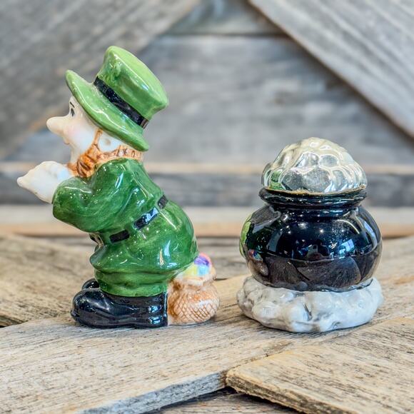 Appletree Designs Leprechaun w Pot of Gold/Silver Salt and Pepper Shaker Set - Picture 4 of 8